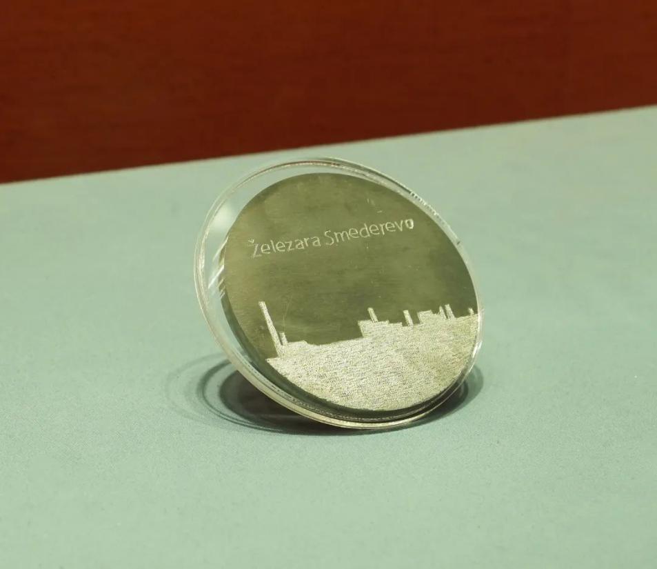 2016年6月,塞尔维亚斯梅戴雷沃钢厂工人赠送习近平主席的钢板雕刻工厂剪影纪念牌。胡杨 摄