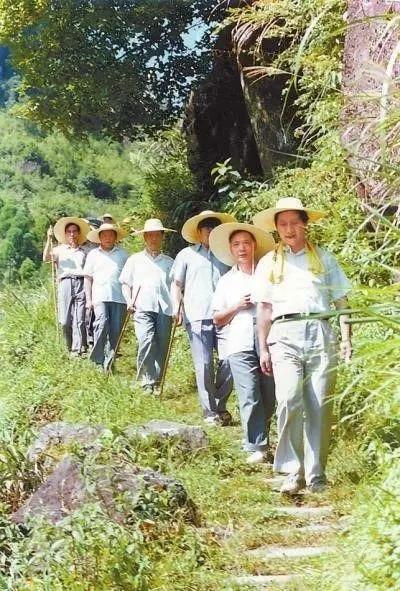 1989年7月,习近平在寿宁县山村。
