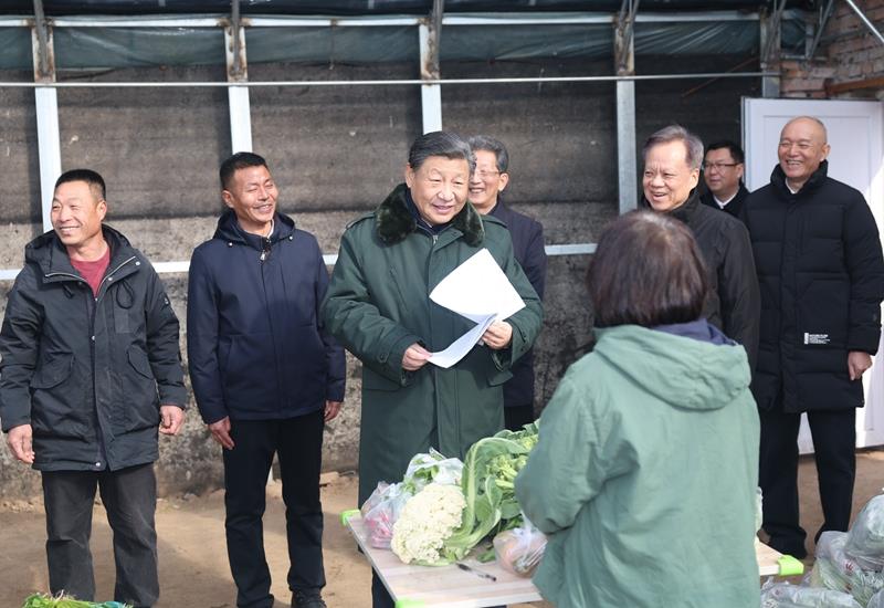 2024年2月1日,习近平总书记在天津市西青区辛口镇第六埠村,走进大棚同菜农亲切交流。
