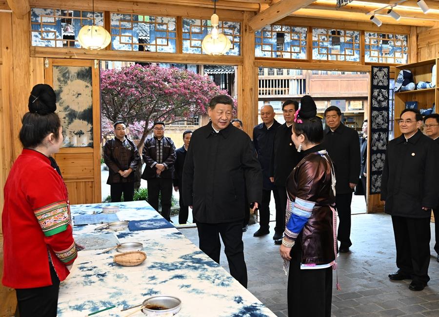2025年3月17日下午,习近平在黔东南州黎平县肇兴侗寨侗乡特色产业基地考察。新华社记者 谢环驰 摄