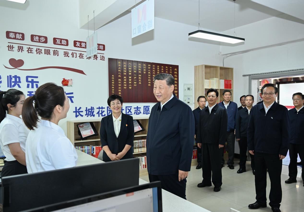 2024年6月19日,习近平总书记来到宁夏银川市金凤区长城花园社区考察。