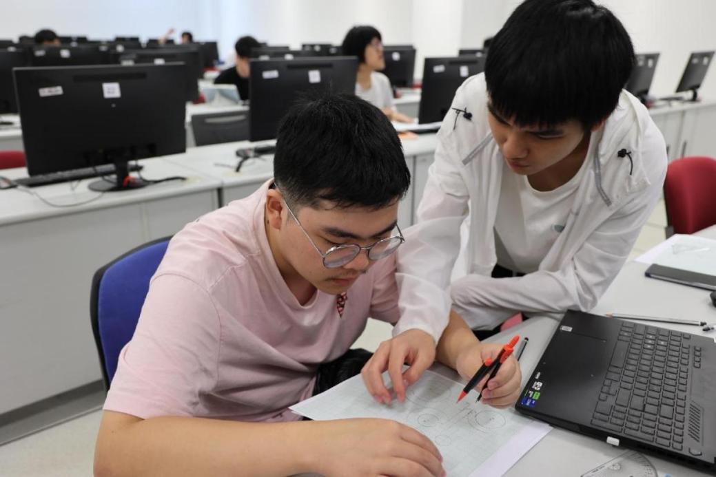 4月14日，在厦门大学马来西亚分校能源与化工学院工程制图课上，同学们正在讨论课堂作业。（人民日报记者 宦翔 摄）