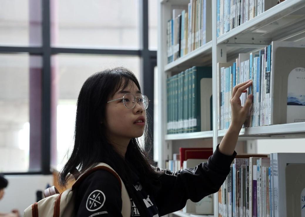 一名学生在图书馆查阅书籍。（人民日报记者 管克江 摄）