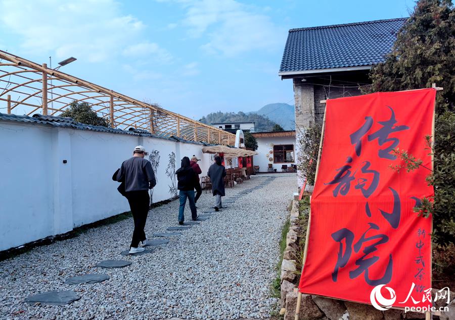 旧茶厂改造后的“传韵小院”新中式茶馆。人民网记者 林晓丽摄