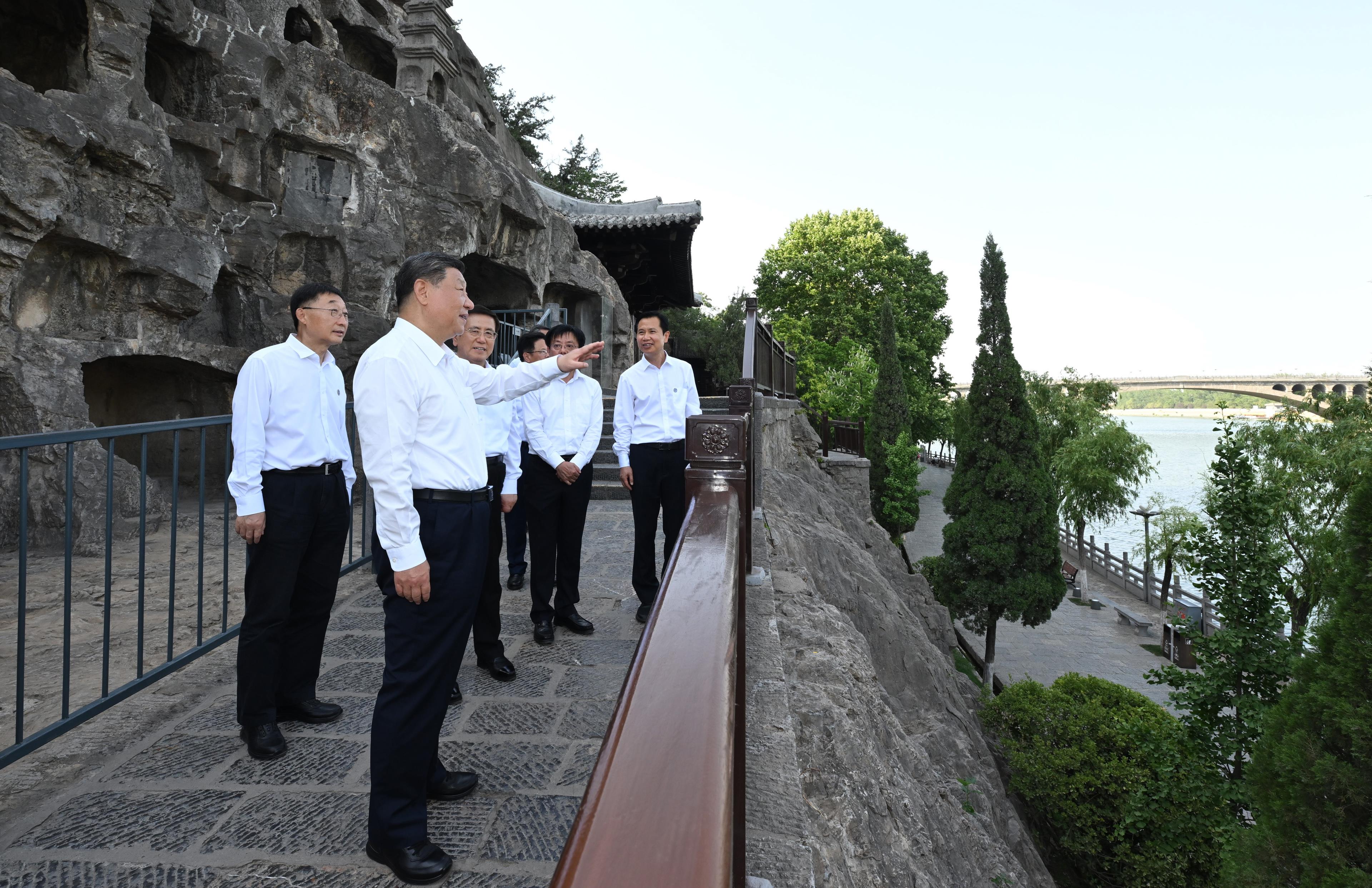 5月19日至20日，中共中央总书记、国家主席、中央军委主席习近平在河南考察。这是19日下午，习近平在洛阳龙门石窟考察。新华社记者 谢环驰 摄