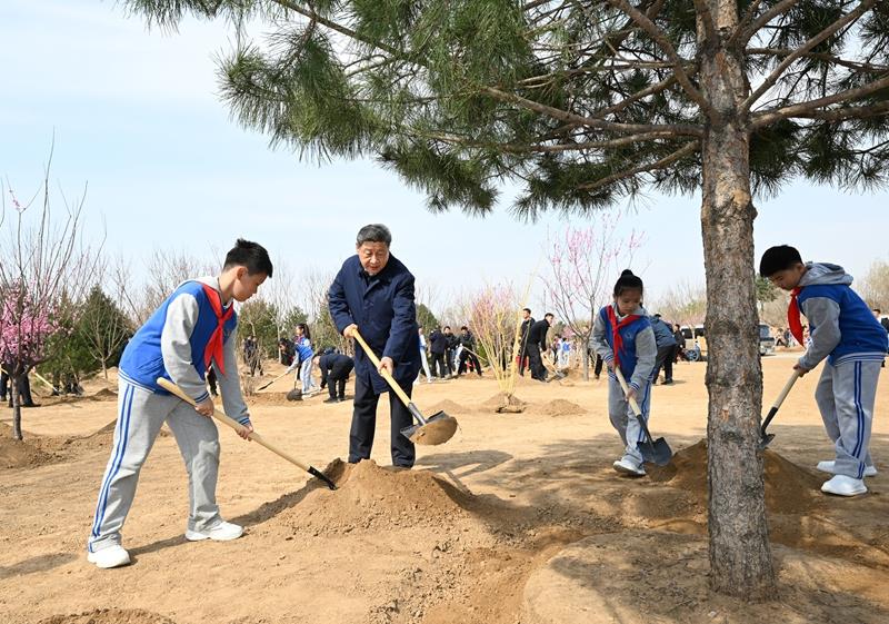 2025年4月3日，习近平总书记来到北京丰台区永定河畔参加首都义务植树活动。
