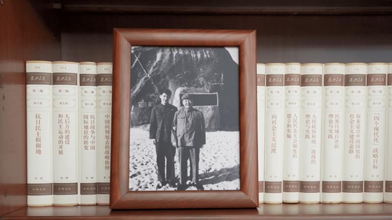 2022年12月31日，习近平办公室的书架上摆放着他和父亲的合影。