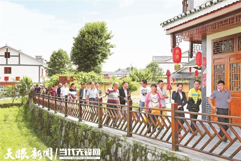 花茂村乡愁小道上游人如织。 朱小松 摄.jpg