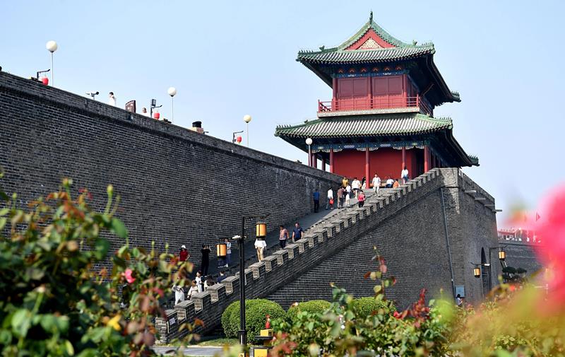 2024年9月16日，游客在河北省石家庄市正定古城游玩。