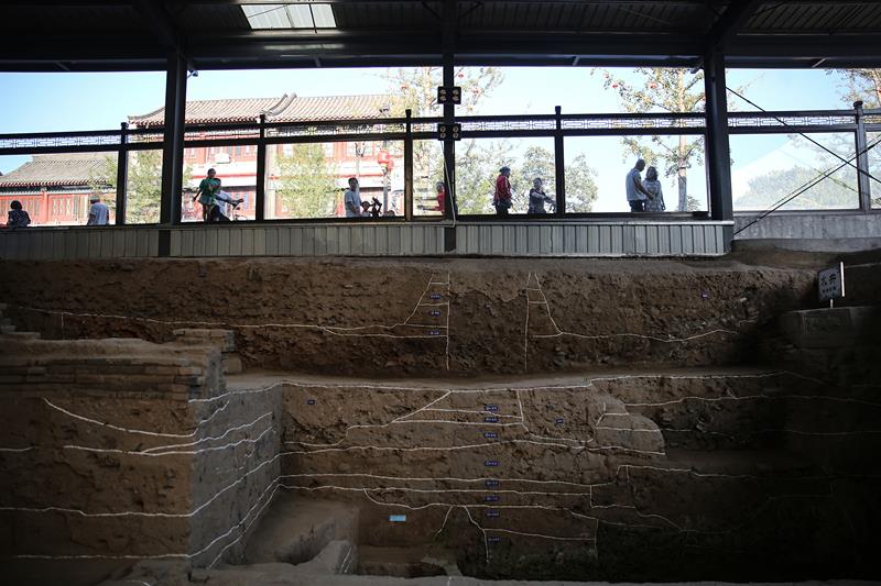 2019年9月7日，人们透过玻璃幕墙看开元寺南广场遗址考古现场。