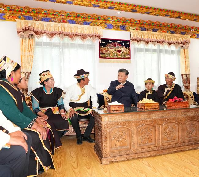 2021年7月21日下午，习近平在林芝市巴宜区林芝镇嘎拉村，同村民达瓦坚参一家人围坐在客厅里聊家常。新华社记者 李学仁 摄