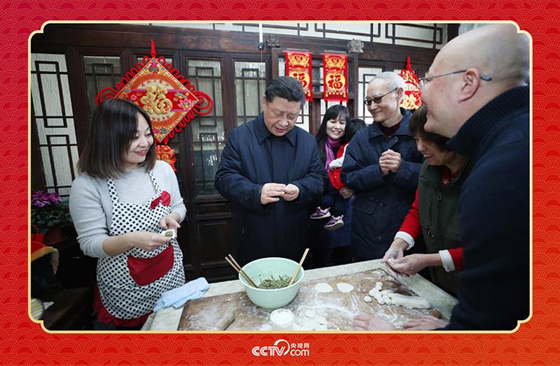 2019年春节前夕，习近平总书记来到北京前门东区草厂四条胡同，同朱茂锦一家人包饺子、拉家常。