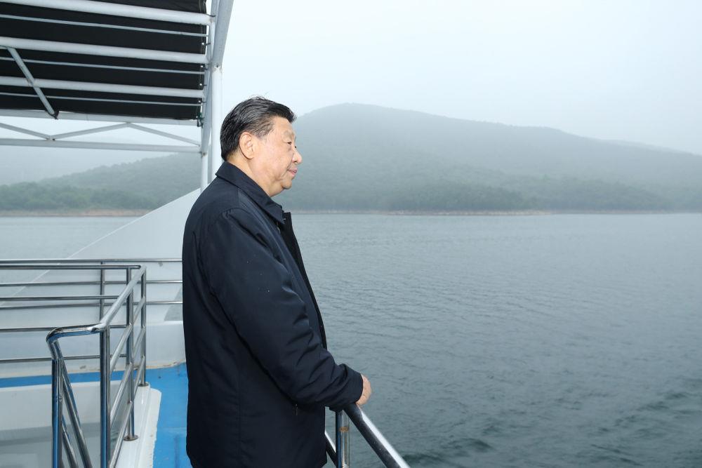 2021年5月13日下午，习近平总书记在河南南阳乘船考察丹江口水库。