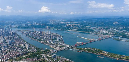 在湖北宜昌，船舶经过葛洲坝水利枢纽工程水域（2026年5月14日摄，无人机照片）。新华社记者 肖艺九 摄
