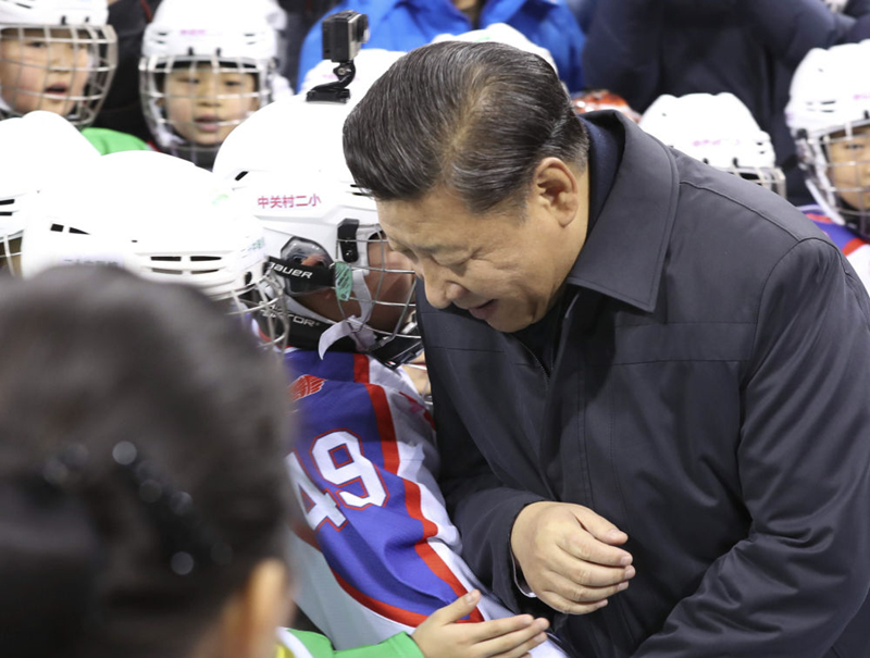 2017年2月24日,习近平总书记在北京五棵松体育中心考察时同青少年冰球爱好者“撞肩”,表示相互问候。